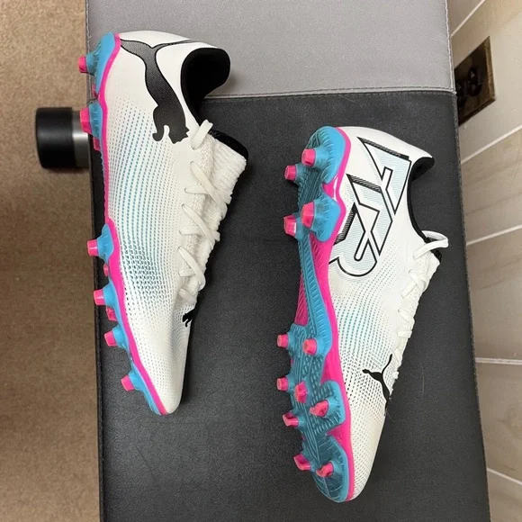 Puma White and Black Athletic Cleats - Picture 5 of 7